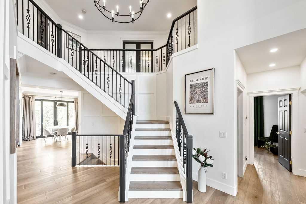 311 Simcrest Heights SW, Calgary — photo 5 of 50