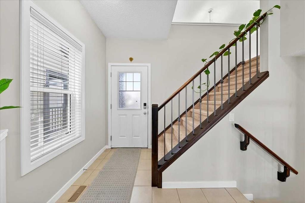 19 Sage Valley Close NW, Calgary — photo 3 of 50