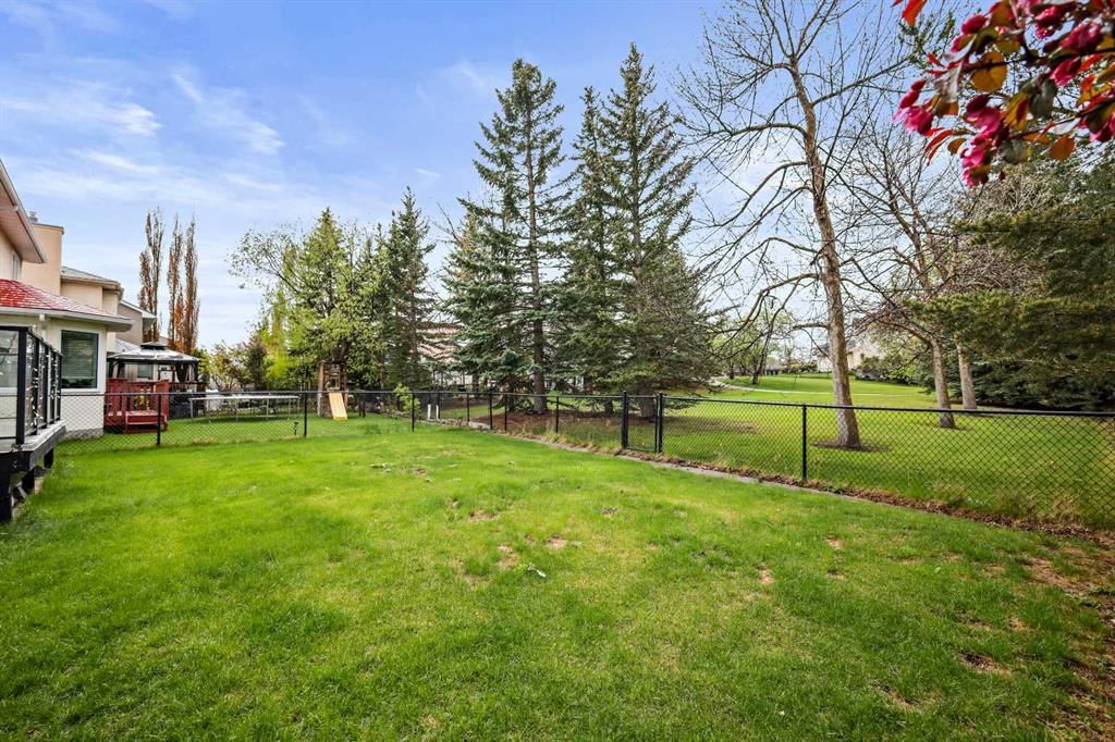 26 Hamptons Grove NW, Calgary — photo 3 of 46