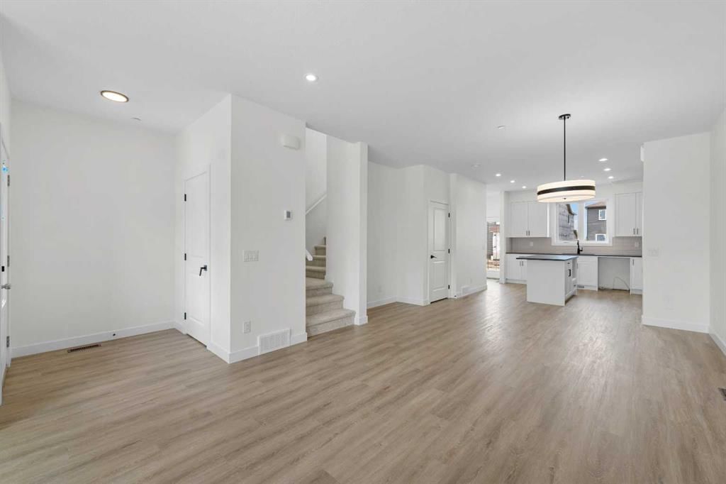 437 Hotchkiss Drive SE, Calgary — photo 3 of 40