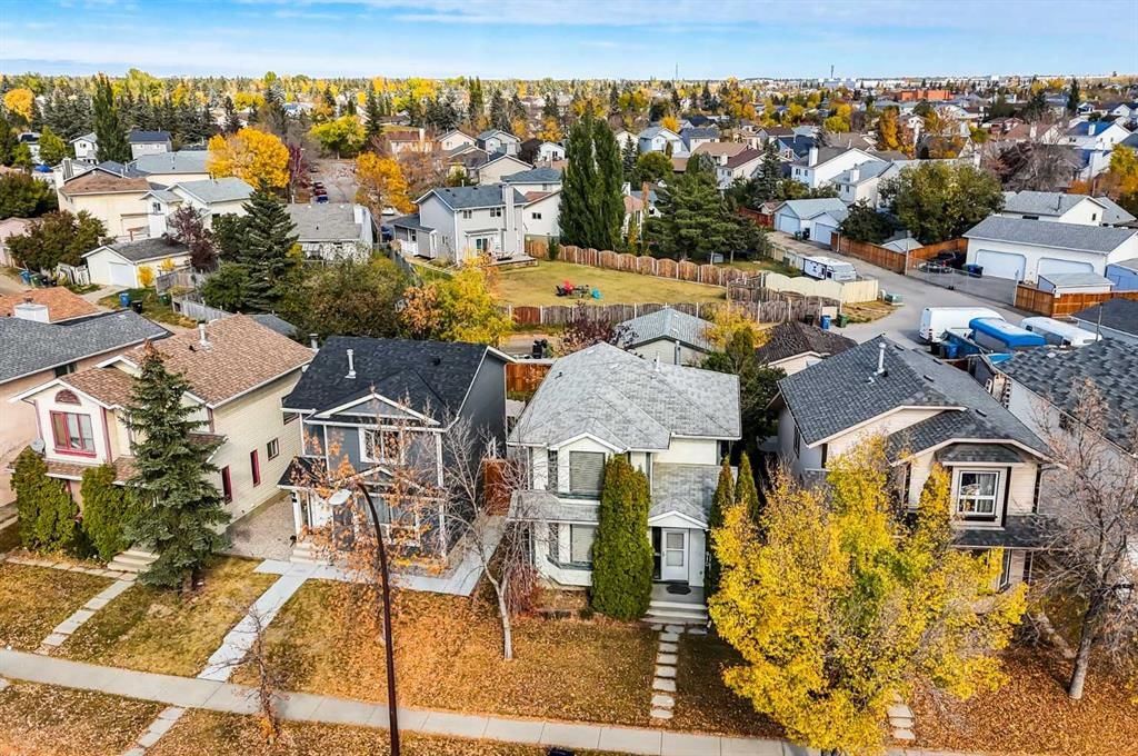 910 Erin Woods Drive SE, Calgary — photo 3 of 33