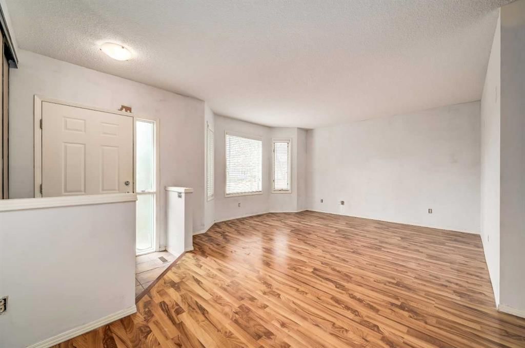 910 Erin Woods Drive SE, Calgary — photo 4 of 33