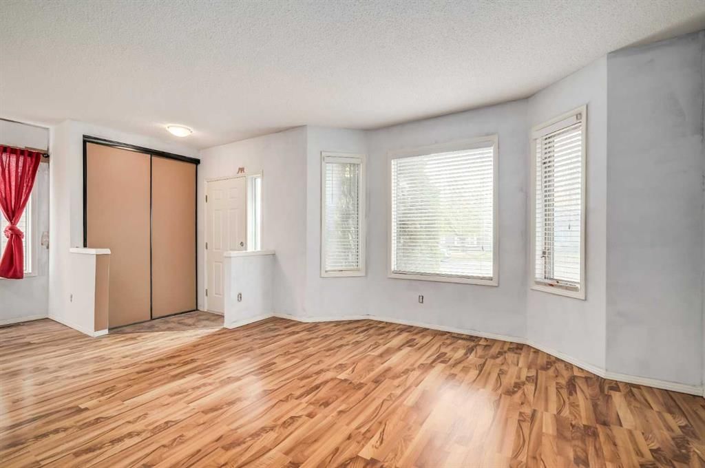 910 Erin Woods Drive SE, Calgary — photo 5 of 33