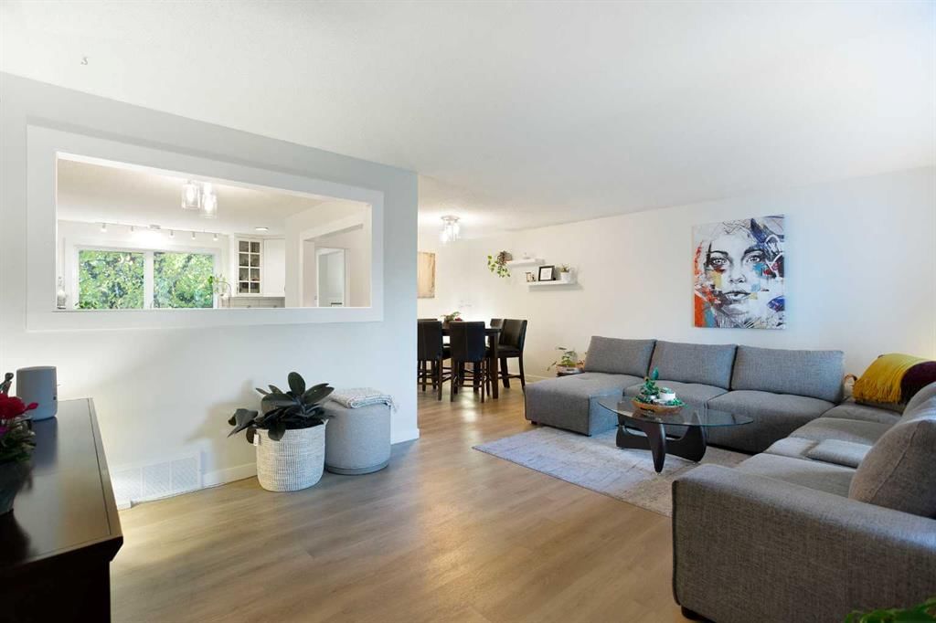 343 Canterbury Drive SW, Calgary — photo 4 of 44
