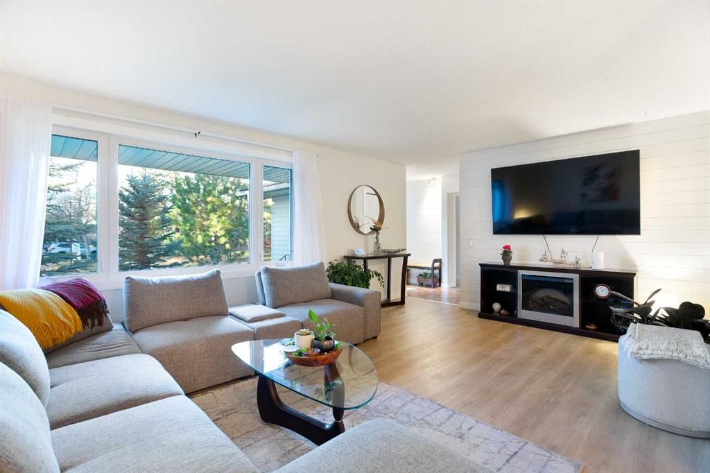343 Canterbury Drive SW, Calgary — photo 5 of 44