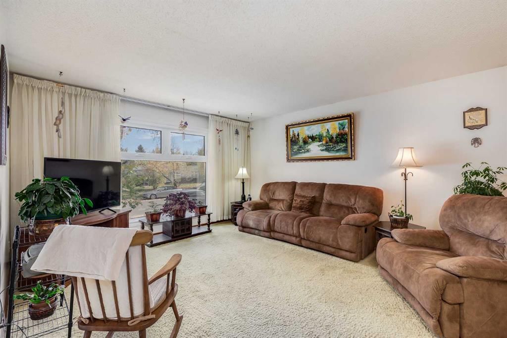 311 Midridge Road SE, Calgary — photo 3 of 48