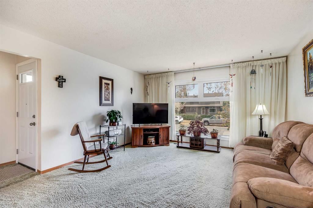 311 Midridge Road SE, Calgary — photo 4 of 48