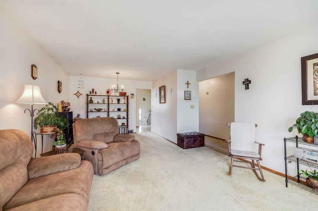 311 Midridge Road SE, Calgary — photo 5 of 48