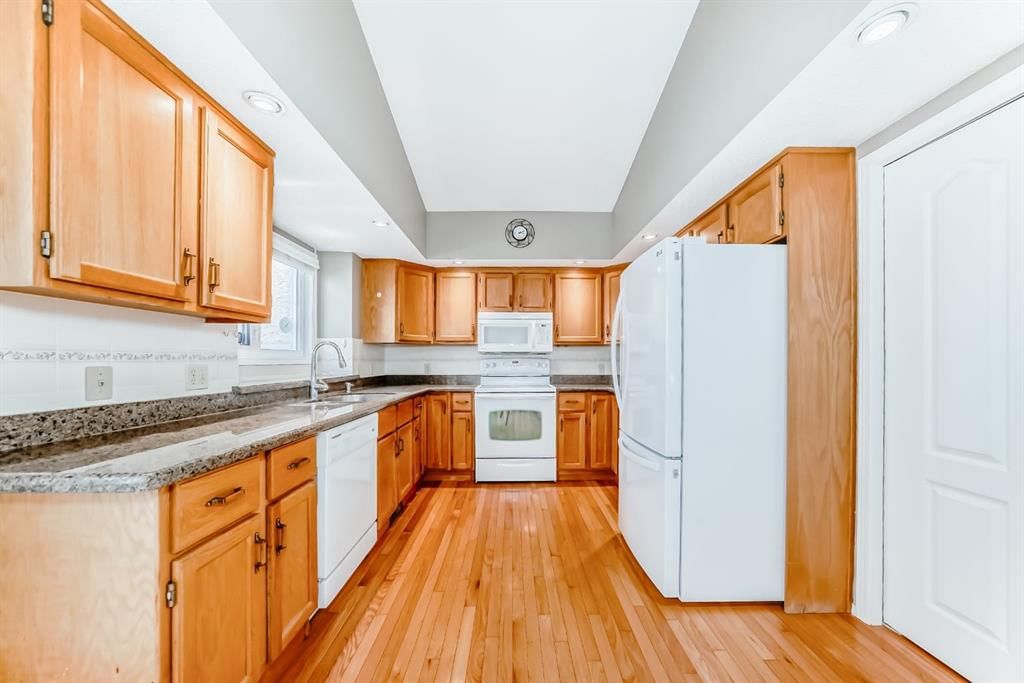 68 Woodmark Crescent SW, Calgary — photo 4 of 46