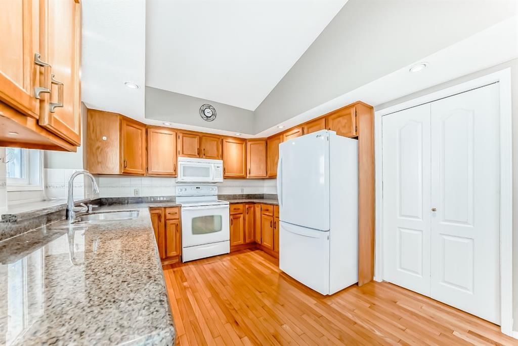 68 Woodmark Crescent SW, Calgary — photo 5 of 46