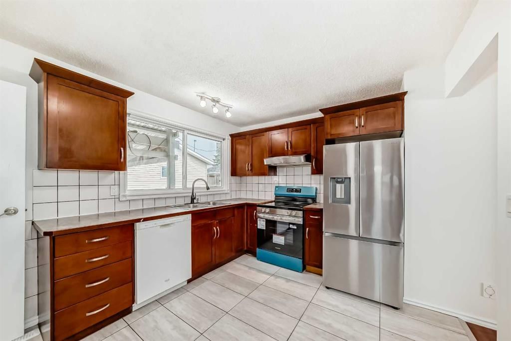176 Pinecliff Way NE, Calgary — photo 4 of 34