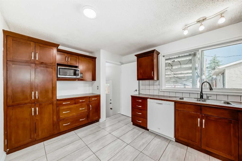 176 Pinecliff Way NE, Calgary — photo 5 of 34