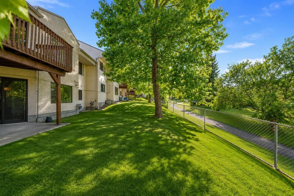 52 Sandarac Circle NW, Calgary — photo 2 of 43