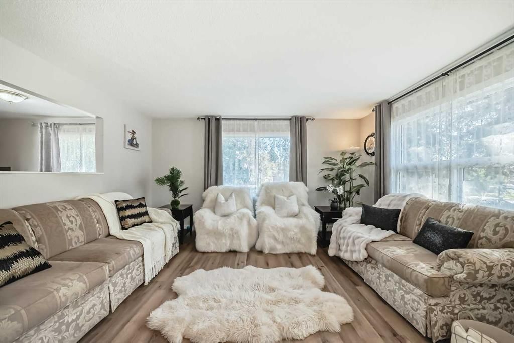 3252 Dover Ridge Drive SE, Calgary — photo 4 of 37