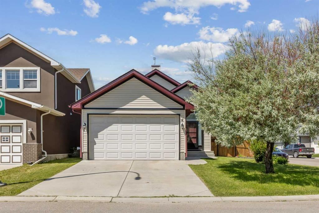 4 Martha's Meadow Place NE, Calgary — photo 3 of 46