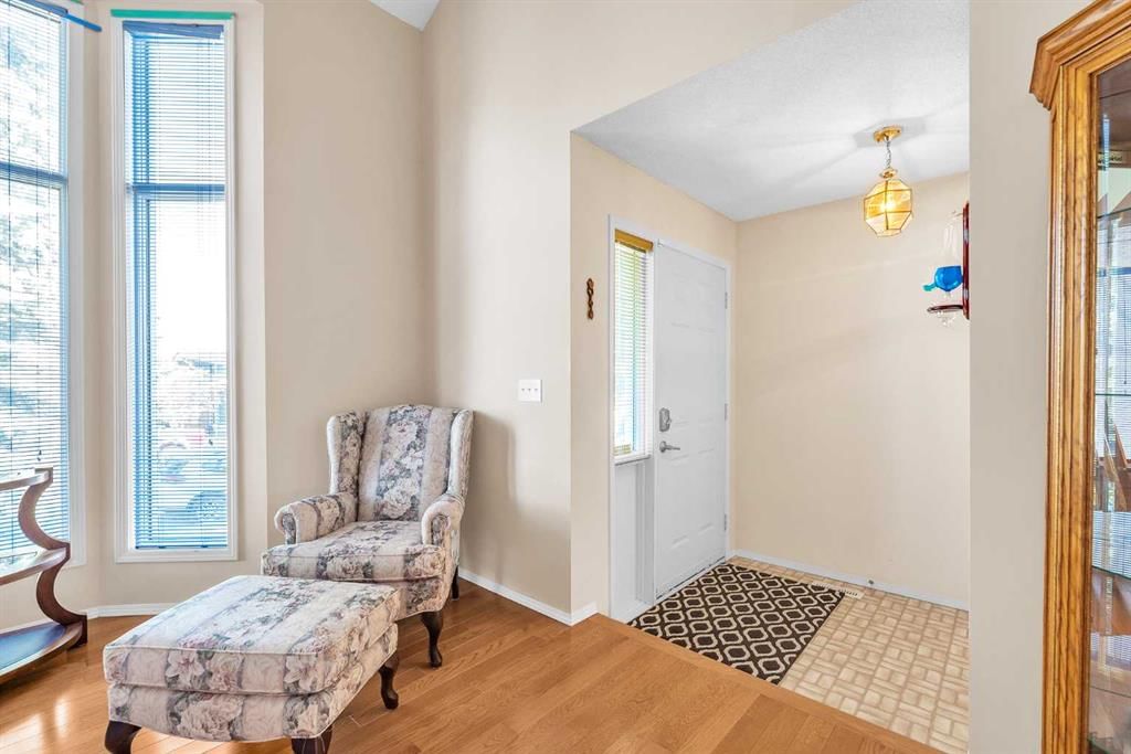 247 Millbank Drive SW, Calgary — photo 3 of 31