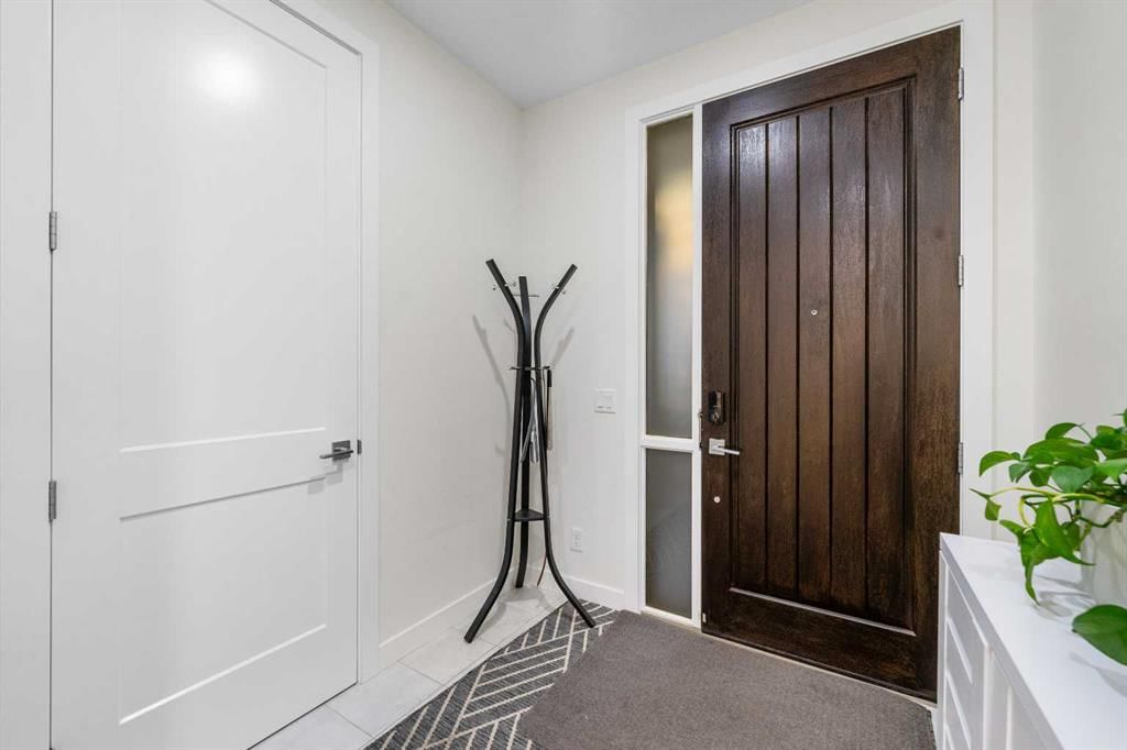 51 Crestridge Common SW, Calgary — photo 4 of 49