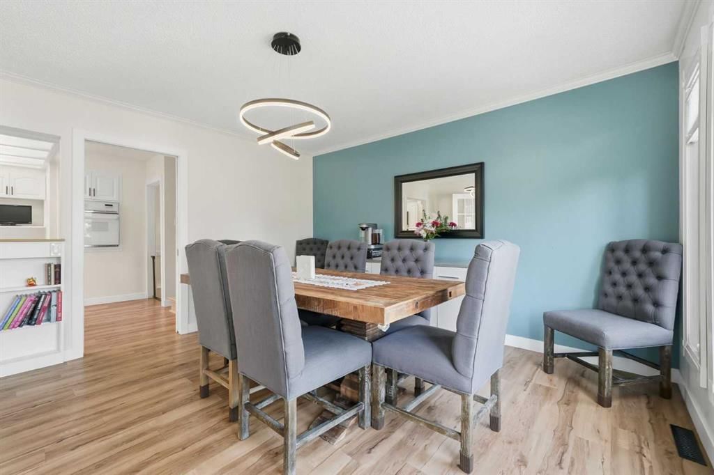 8131 33 Avenue NW, Calgary — photo 3 of 50