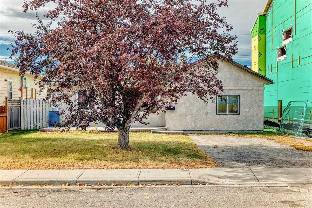4647 79 Street NW, Calgary — photo 3 of 34