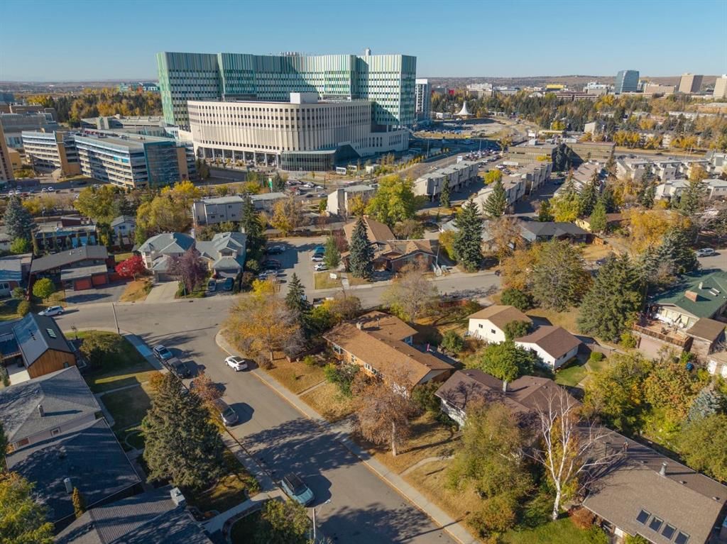 2922 14 Avenue NW, Calgary — main listing photo