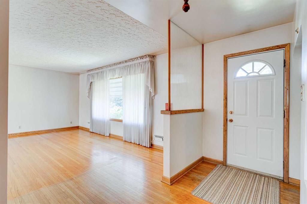 4308 2 Street NW, Calgary — photo 4 of 38