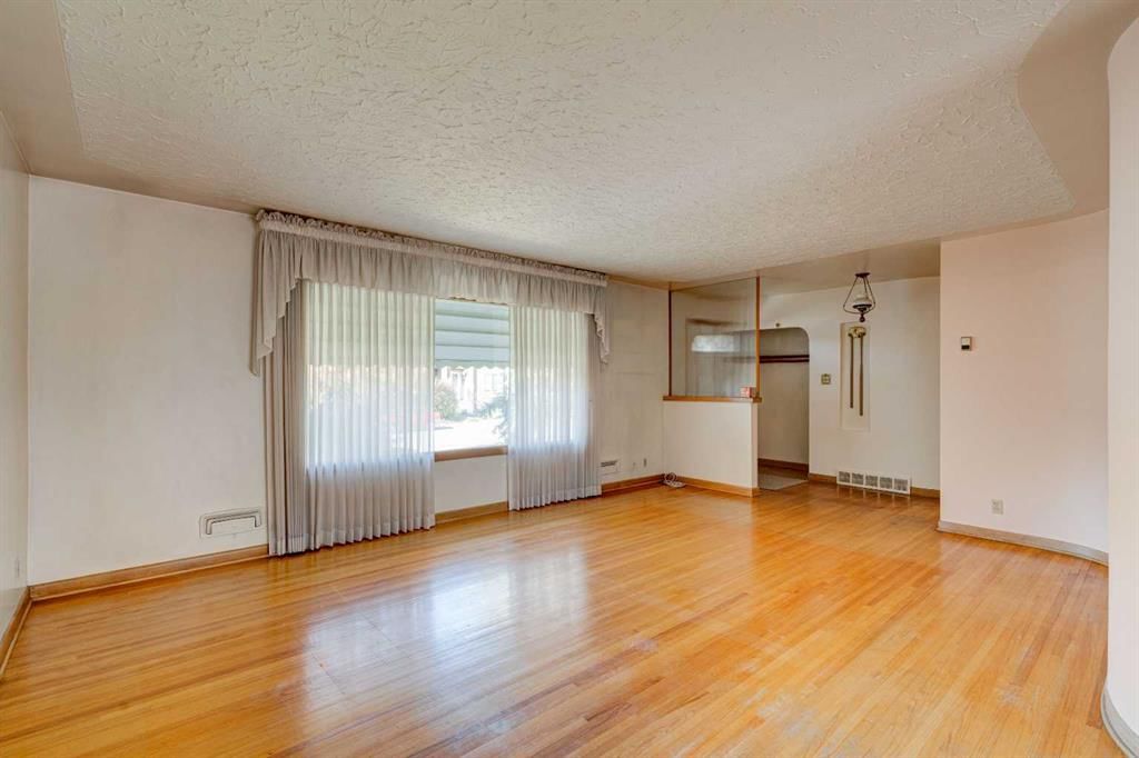 4308 2 Street NW, Calgary — photo 5 of 38
