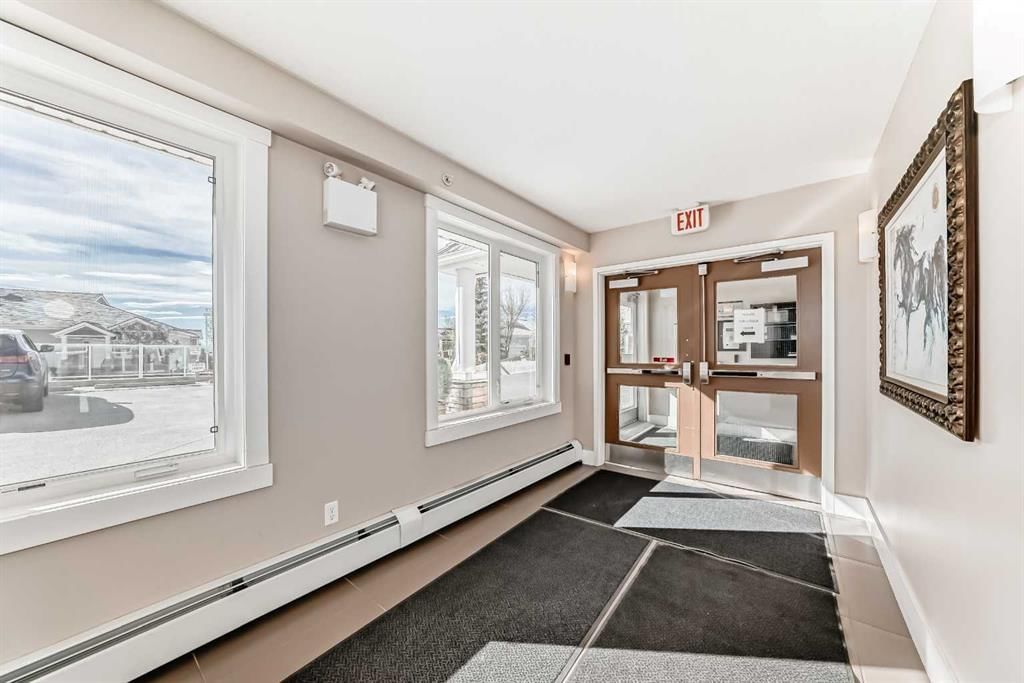 207, 500 Rocky Vista Gardens NW, Calgary — photo 5 of 35