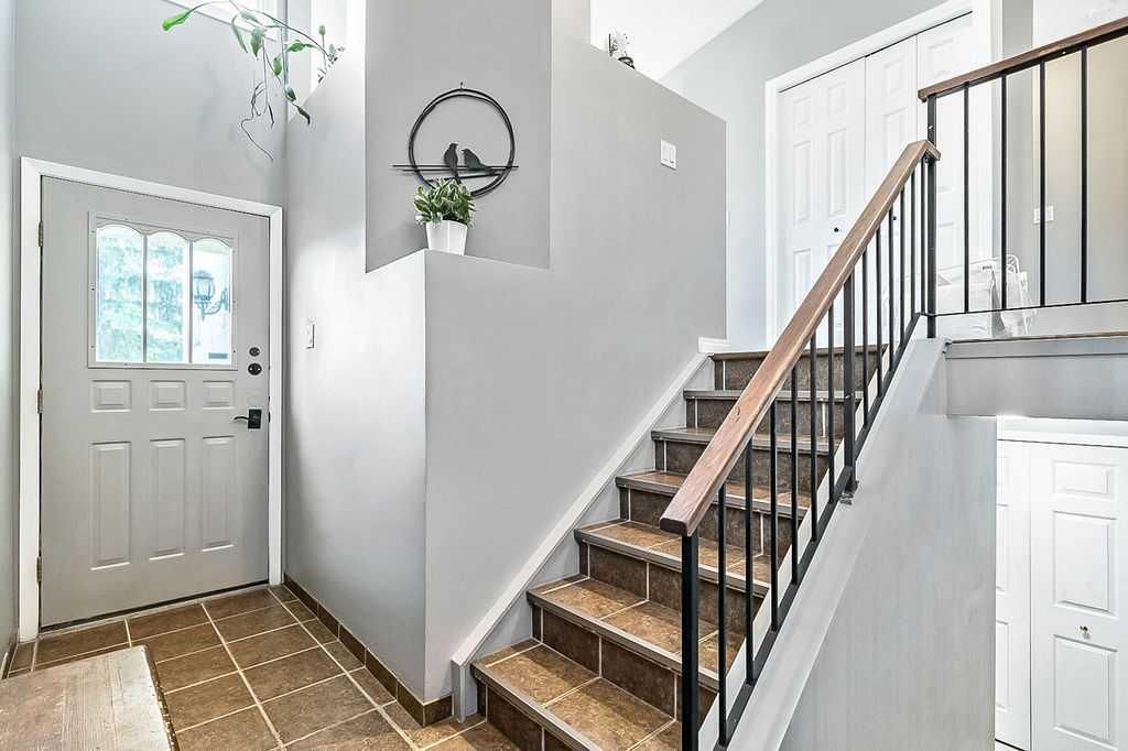 637 Strathcona Drive SW, Calgary — photo 2 of 40