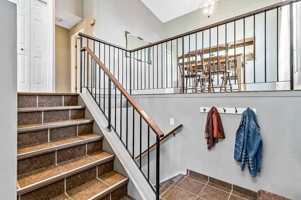 637 Strathcona Drive SW, Calgary — photo 3 of 40