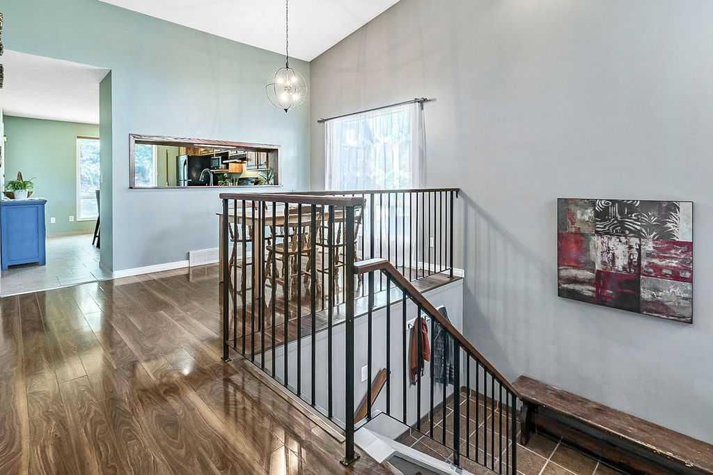 637 Strathcona Drive SW, Calgary — photo 4 of 40