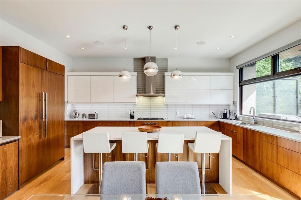 708 33A Street NW, Calgary — photo 4 of 50