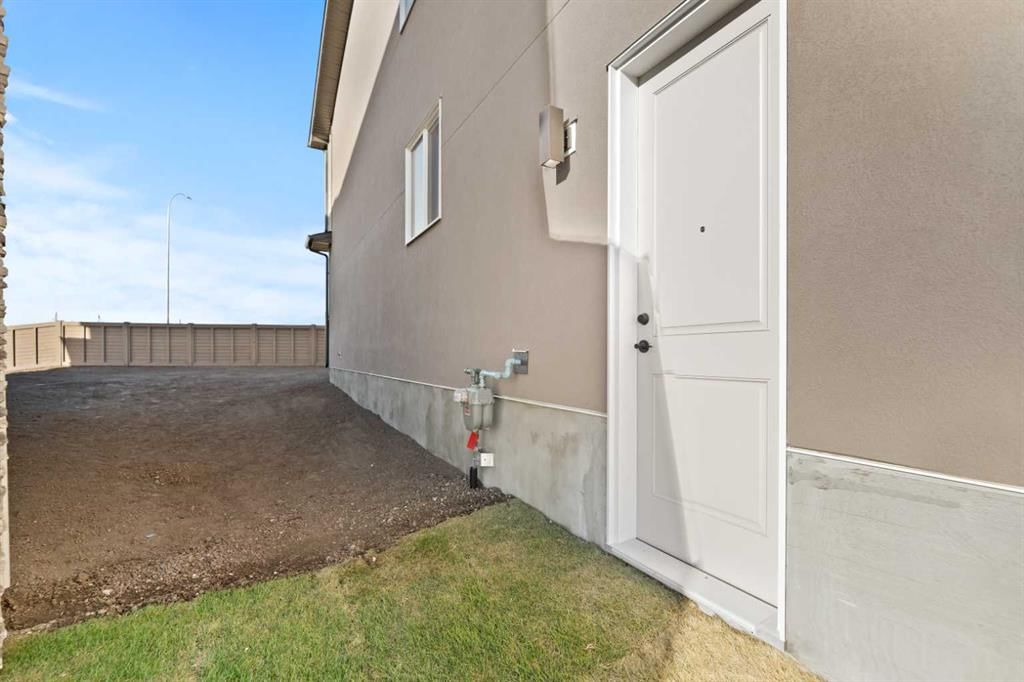 736 Savanna Crescent NE, Calgary — photo 4 of 37