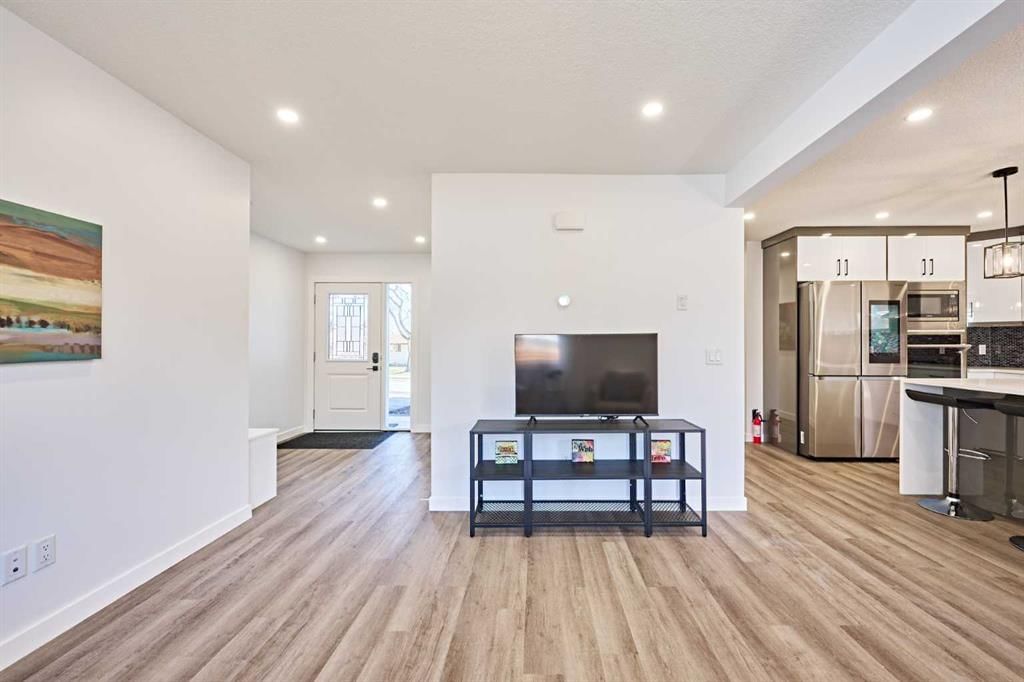 77 Hartford Road NW, Calgary — photo 5 of 50