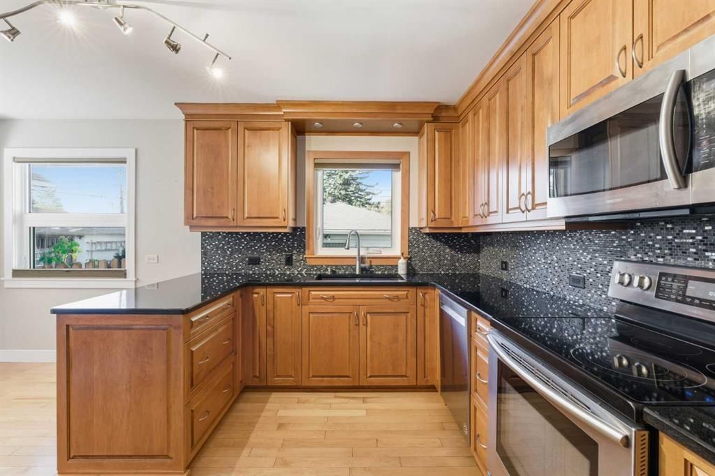2021 Mountview Crescent NE, Calgary — photo 4 of 36