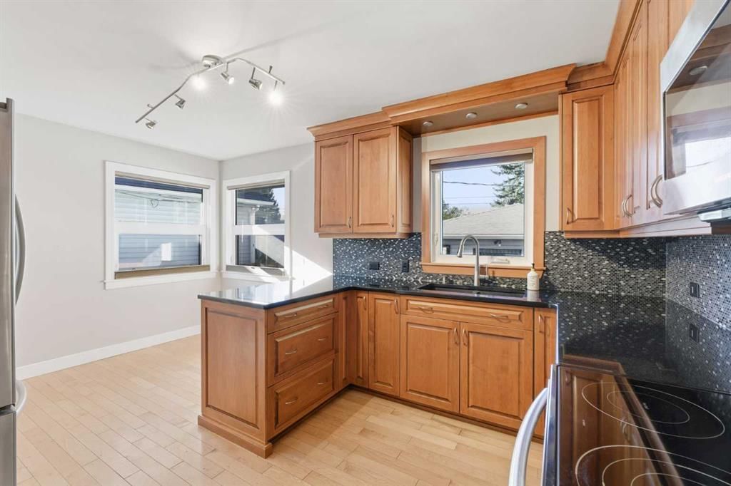 2021 Mountview Crescent NE, Calgary — photo 5 of 36