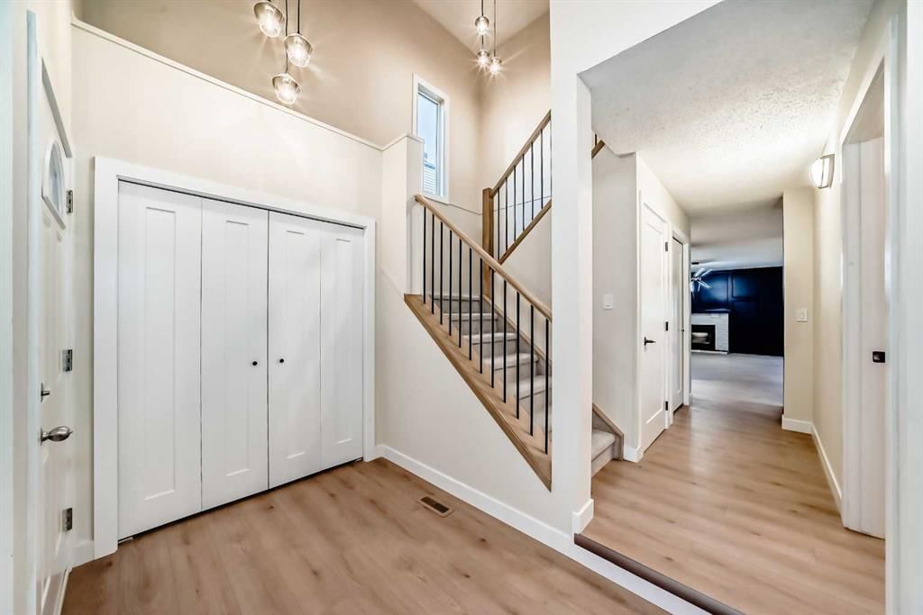311 Shawnessy Drive SW, Calgary — photo 4 of 50