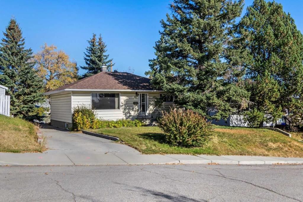 12 Thorncliffe Crescent NW, Calgary — photo 2 of 28