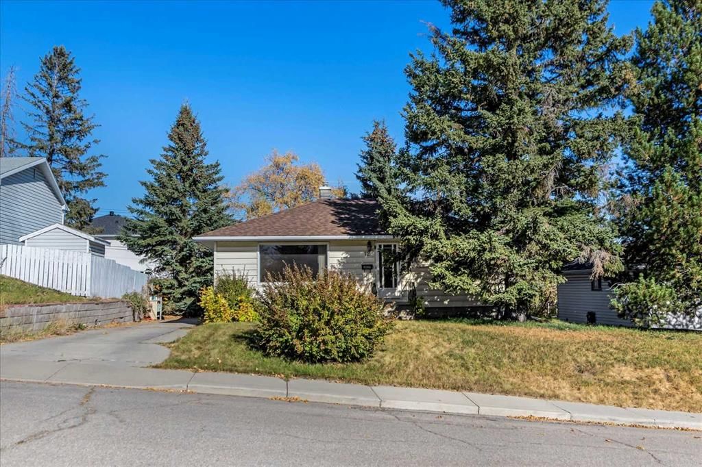 12 Thorncliffe Crescent NW, Calgary — photo 3 of 28