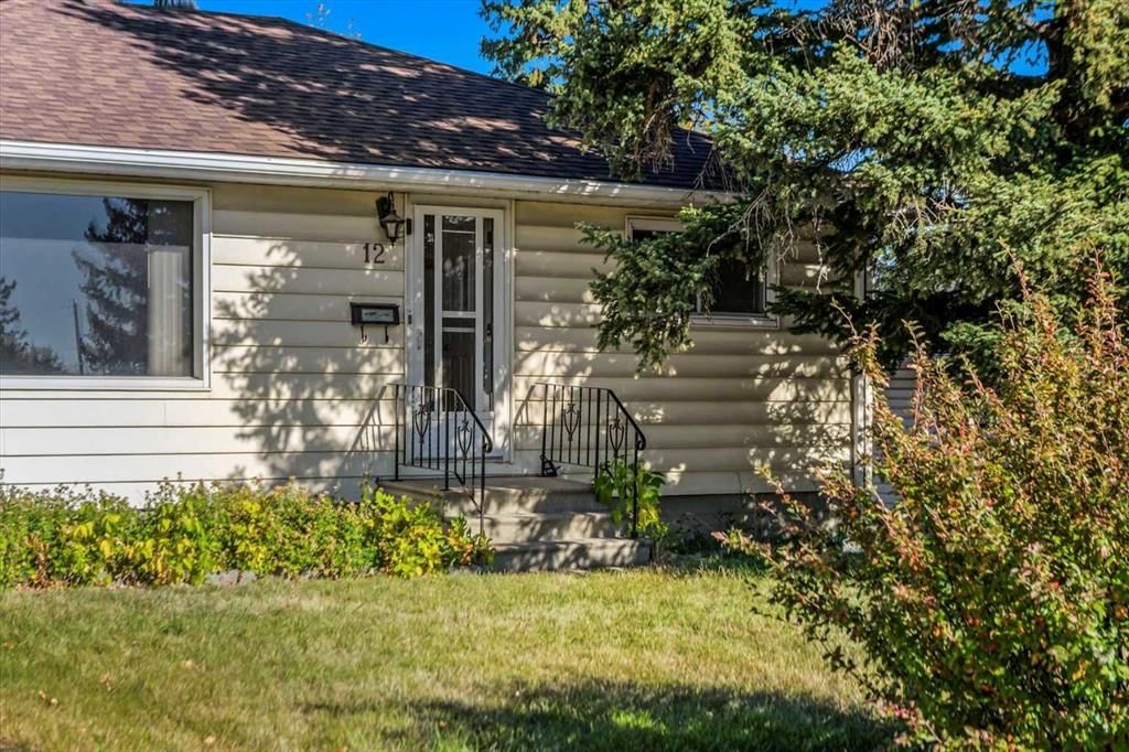12 Thorncliffe Crescent NW, Calgary — photo 4 of 28