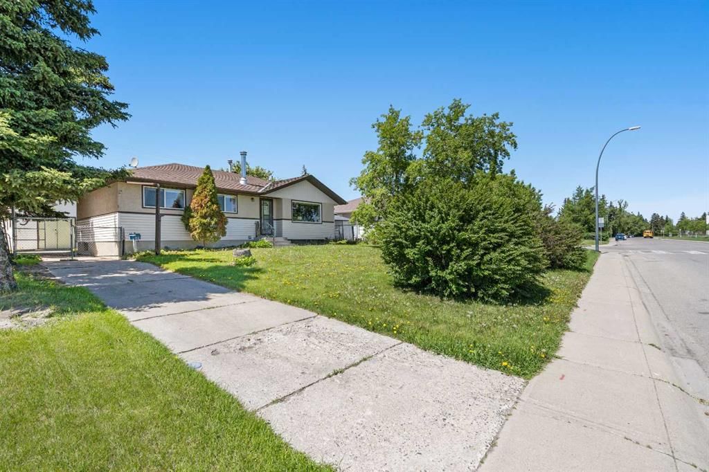 703 47 Street SE, Calgary — photo 3 of 35