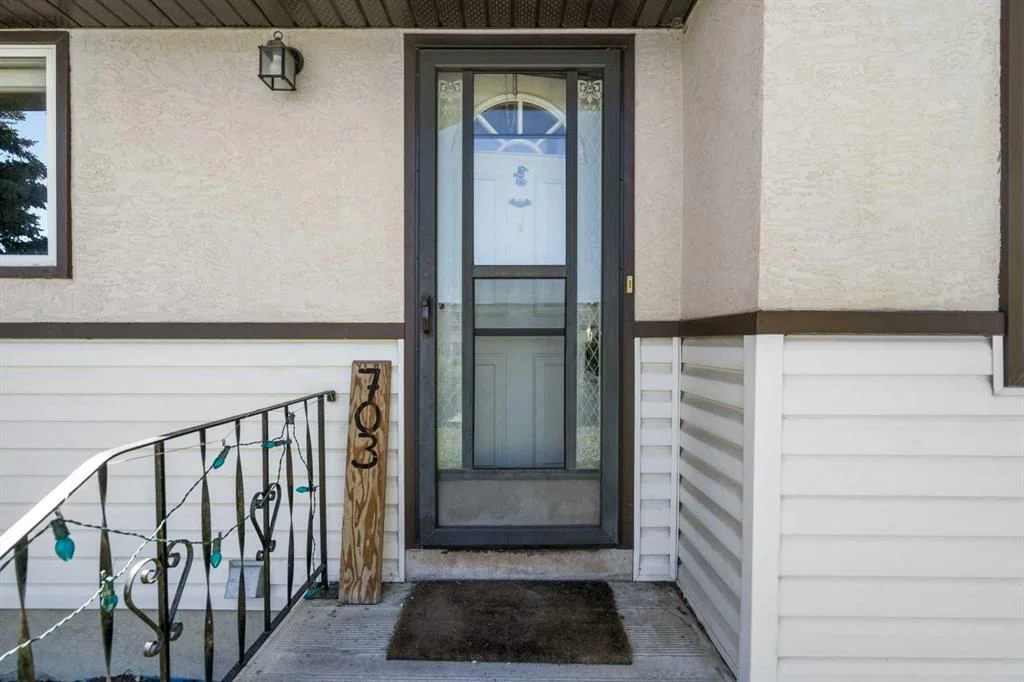 703 47 Street SE, Calgary — photo 4 of 35