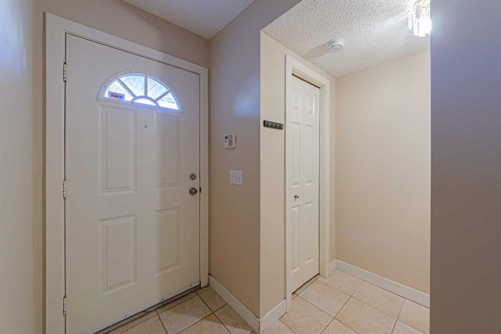 19 Sandarac Road NW, Calgary — photo 5 of 34