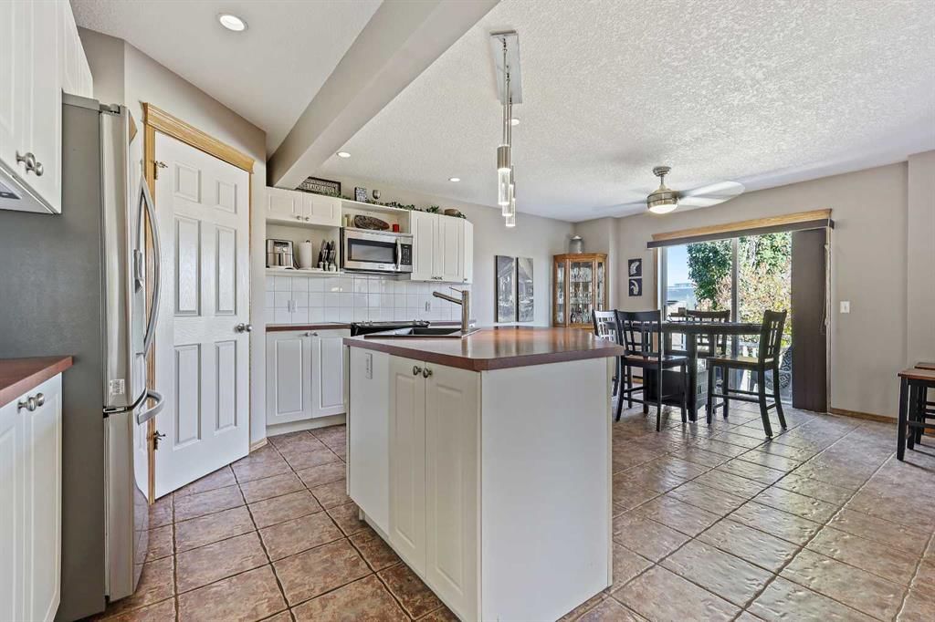 68 Douglas Glen Crescent SE, Calgary — photo 3 of 50
