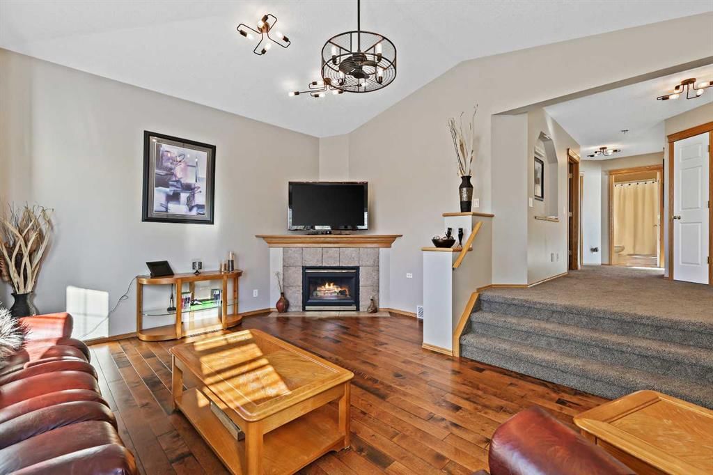 68 Douglas Glen Crescent SE, Calgary — photo 4 of 50