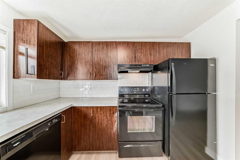6044 17A Street SE, Calgary — photo 5 of 49
