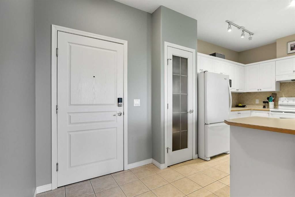1320, Lake Fraser Green SE, Calgary — photo 3 of 35