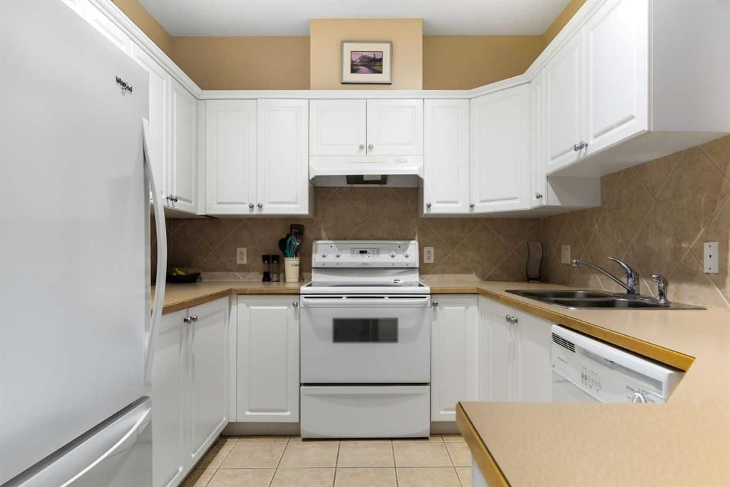 1320, Lake Fraser Green SE, Calgary — photo 4 of 35