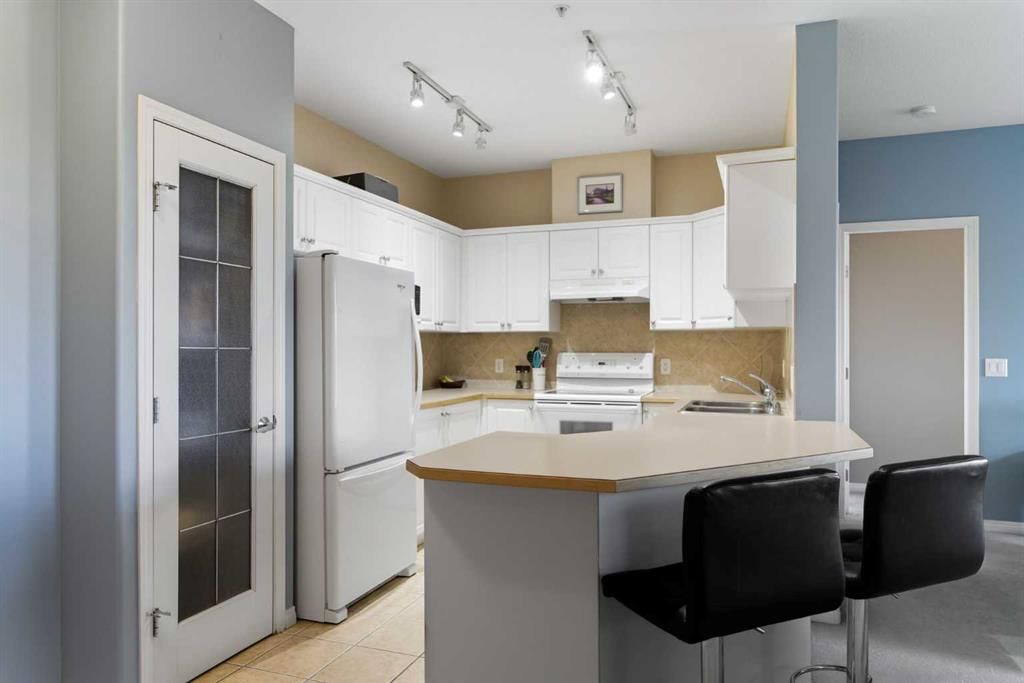 1320, Lake Fraser Green SE, Calgary — photo 5 of 35