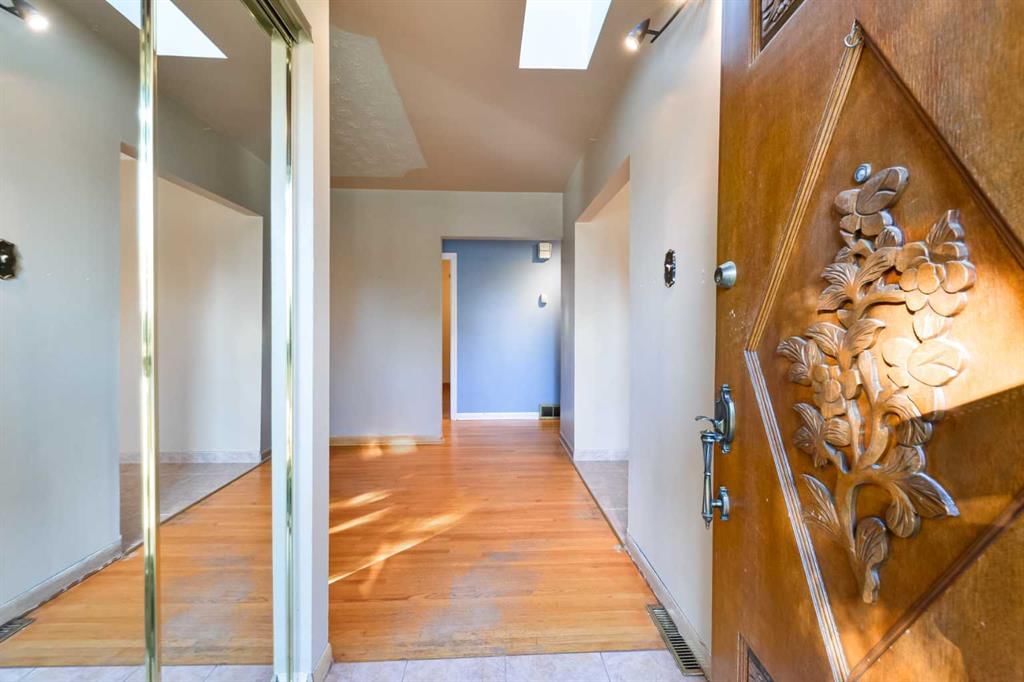 87 Gladeview Crescent SW, Calgary — photo 2 of 45