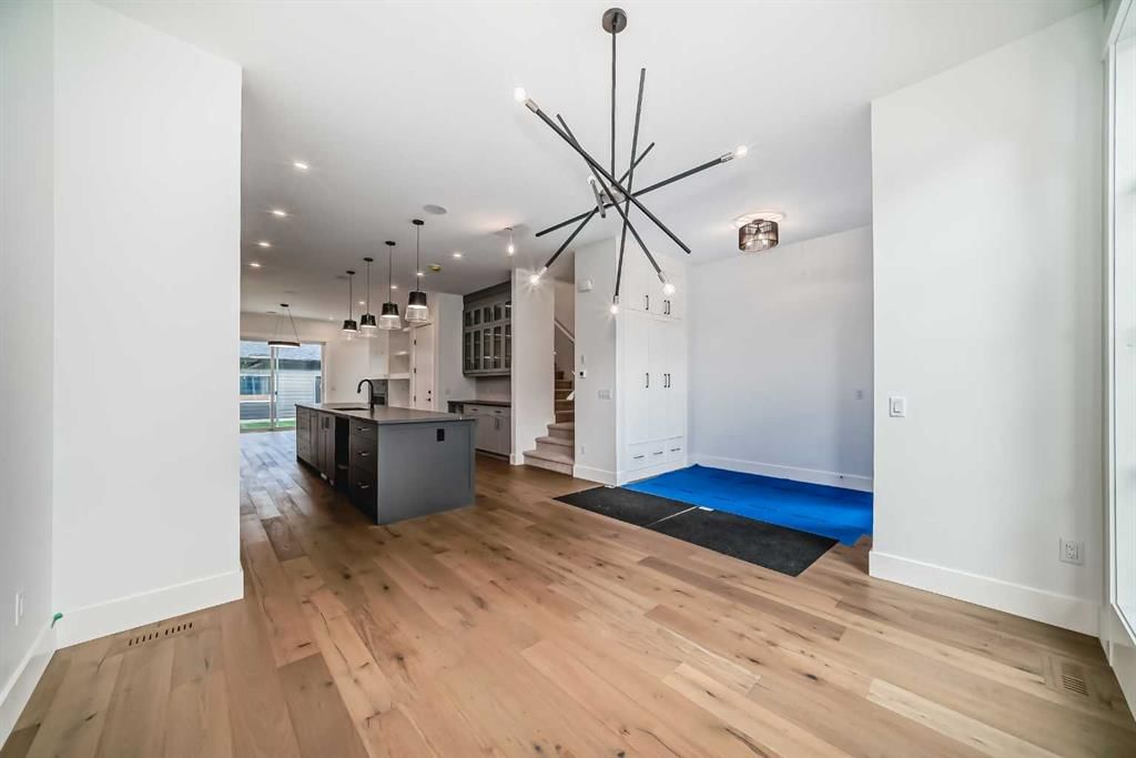 5008 21A Street SW, Calgary — photo 5 of 48